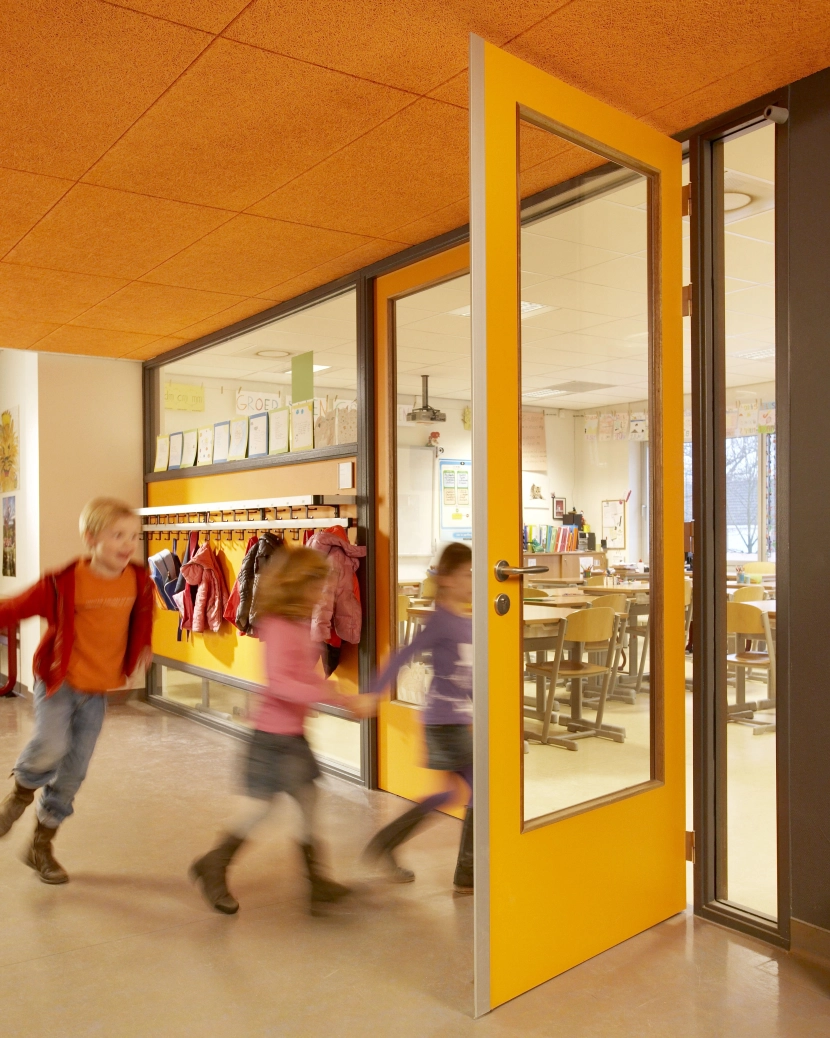 Kinderen spelen op school