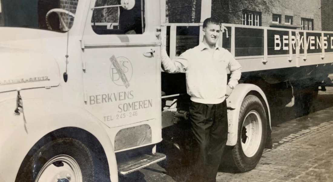 Terugblik 1960: chauffeur Bert met Berkvens vrachtwagen