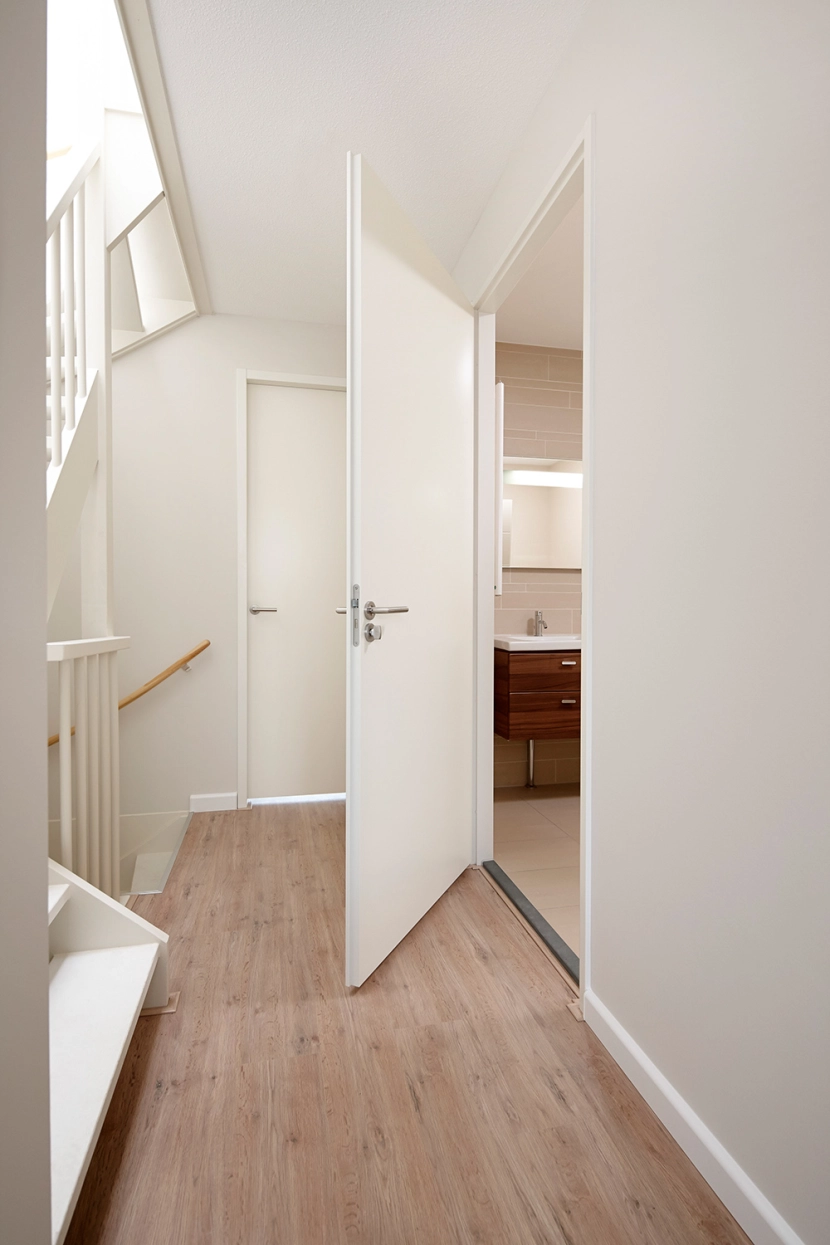 Detailfoto van deur met deurbeslag