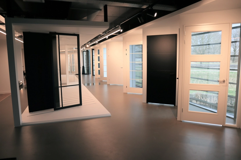 zwarte binnendeuren en kozijnen showroom