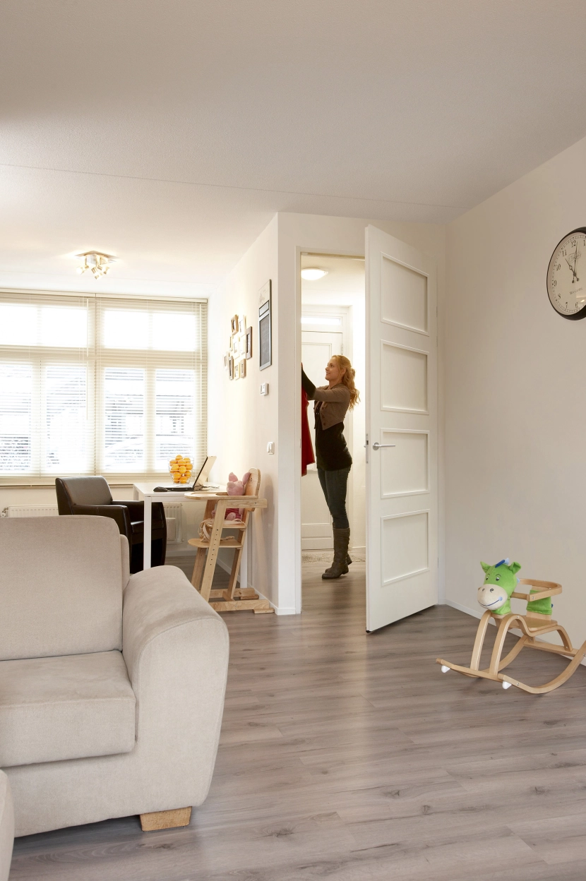 Deur doorkijkje naar de gang